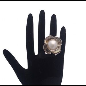 White mabe pearl motherofpearl silver flower ring
